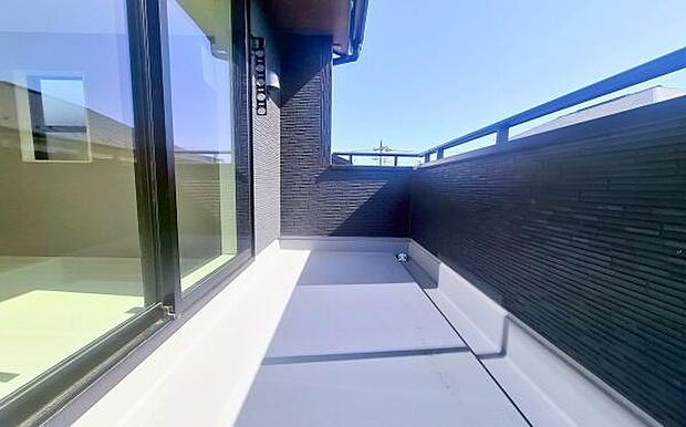 《バルコニー》 ■陽当りも良く、洗濯物も良く乾きそうです。