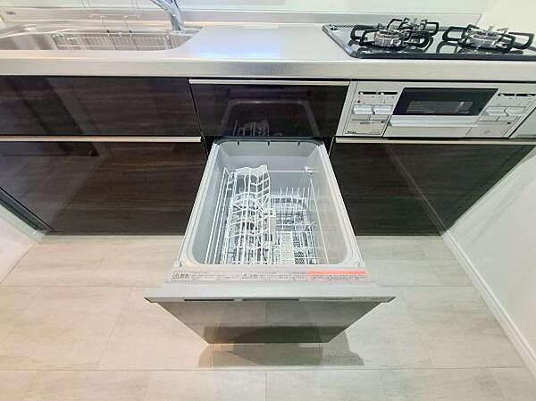 《食器洗い乾燥機》■食事後もゆっくり過ごせる食器洗い乾燥機を設置。手洗いよりもキレイに洗え、節水にもなる主婦の味方です
