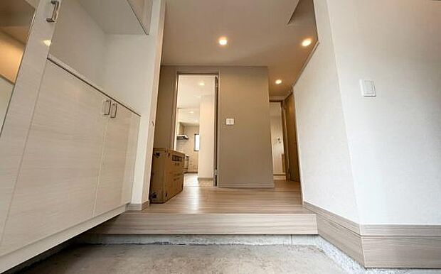 《玄関》■シューズインクローゼットのある広々とした玄関。家族全員の靴をスッキリ収納出来ます。