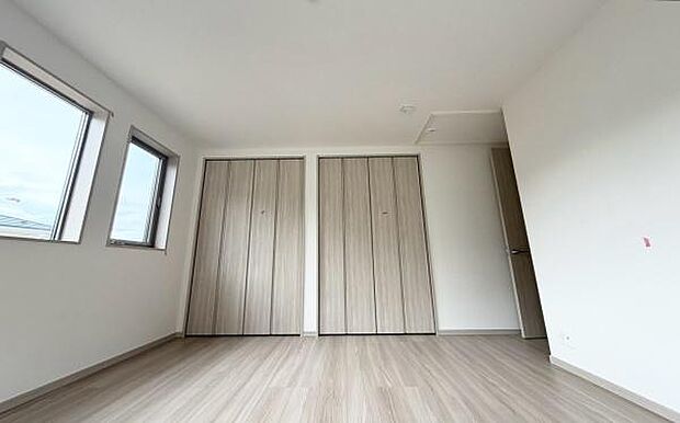 《子供部屋》 ■お子様の成長を優しく見守る、明るい子供部屋。遊んだり、学んだり、時には一人の時間を過ごしたりと健やかな毎日を育む大切な場所。未来への第一歩を育む、かけがえのない空間です。