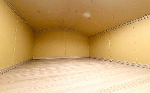 《小屋裏収納》 ■収納力のあるゆとりの収納が自慢の我が家。季節物やお子様との思い出をしっかり収納できる為、重宝します。