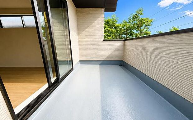 《バルコニー》 ■陽当りも良く、長時間日が当たるので、洗濯物も良く乾きそうです。目の前には気持ちの良い青空が、夜には綺麗な星空が広がります。