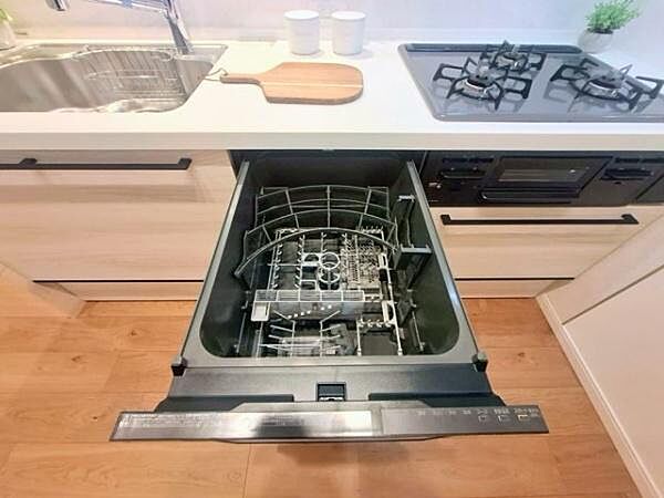 《食器洗い乾燥機》■食事後もゆっくり過ごせる食器洗い乾燥機を設置。手洗いよりもキレイに洗え、節水にもなる主婦の味方です