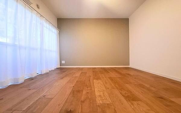 《寝室》　■朝から日差しいっぱい、早起きしたくなる洋室。ベッドを置いてもゆとりを感じられる。窓からの朝日が心地よい目覚めへと誘います。ゆとりある広さを確保し、心地よいプライベートタイムを演出します。