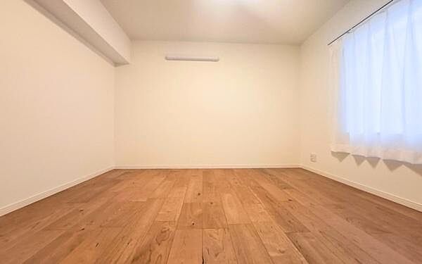 《子供部屋》　■お子様の成長を優しく見守る、明るい子供部屋。遊んだり、学んだり、時には一人の時間を過ごしたりと健やかな毎日を育む大切な場所。未来への第一歩を育む、かけがえのない空間です。