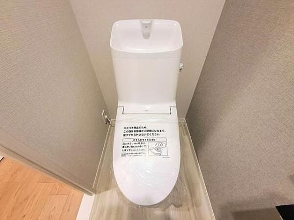 《トイレ》　■快適な使用感が人気の温水洗浄脱臭暖房機能を搭載。しかも汚れがつきにくく落ちやすい、洗浄力に優れた洗浄機能付トイレ。