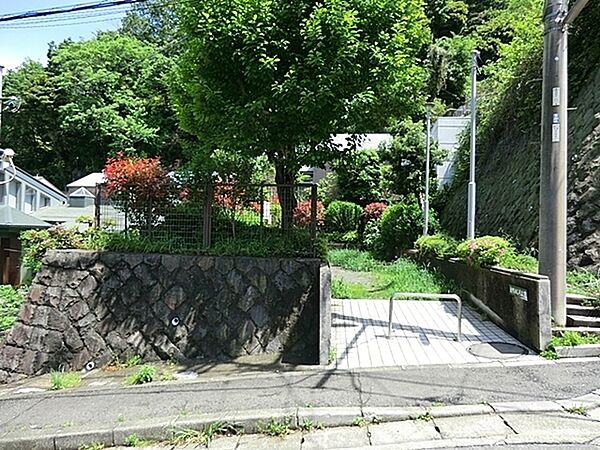 大町めじろ公園まで1810m、大町めじろ公園は鎌倉市にある住宅街のコンパクトな公園です。水飲み・手洗い場があります。遊び場には砂場、があります
