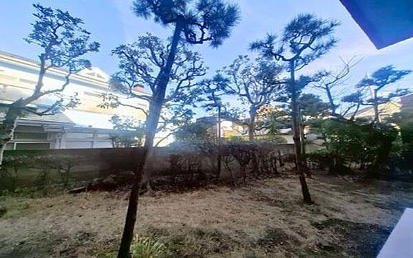 《庭》　■青空の下に広がる、まっさらな土。植える木も、咲かせる花も、すべてあなたが決める。家族の笑顔と一緒に育てる、自分だけのガーデン。