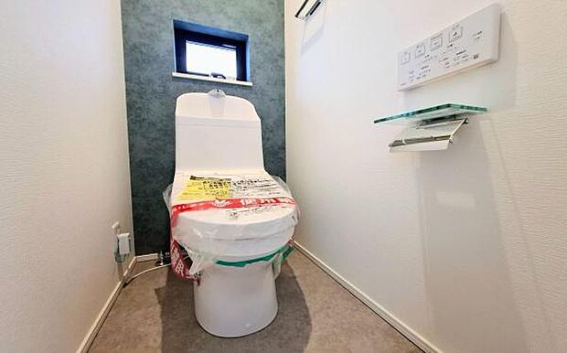 《トイレ》　■快適な使用感が人気の温水洗浄脱臭暖房機能を搭載。しかも汚れがつきにくく落ちやすい、洗浄力に優れた洗浄機能付トイレ。