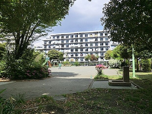 日野御所ヶ谷第二公園まで1352m、ブランコが4台と、滑り台、お砂場、鉄棒のある住宅街の中の公園