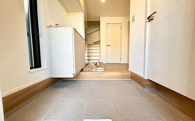 《玄関》 ■シューズボックス付きで玄関もスッキリ。