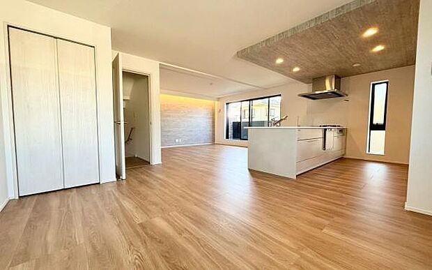 《リビングダイニング》 ■家族が自然と集まって、思い思いにくつろぎ、遊び、語らう、やすらぎの空間。