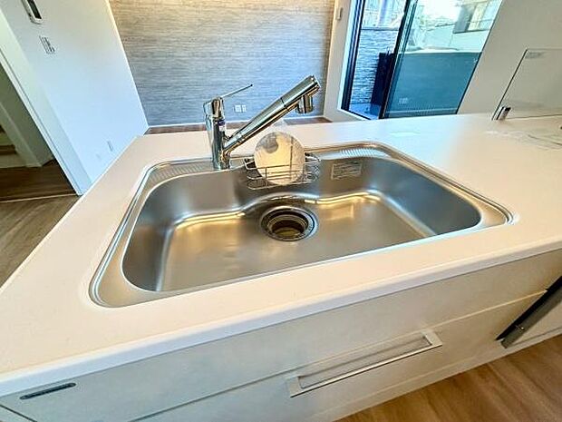 《キッチン》 ■ステンレス製シンク。幅と奥行きがありますので、食器洗時のストレスも減りそうです。