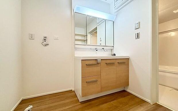 《洗面化粧台》　■使いやすいシャープなデザインの洗面化粧台。