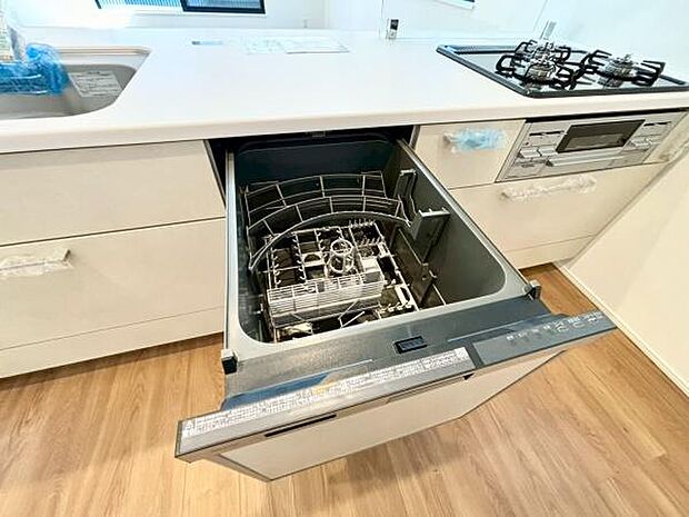 《食器洗い乾燥機》■食事後もゆっくり過ごせる食器洗い乾燥機を設置。手洗いよりもキレイに洗え、節水にもなる主婦の味方です