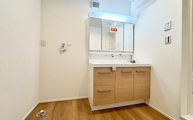 《洗面化粧台》 ■使いやすいシャープなデザインの洗面化粧台。