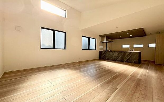 《リビングダイニング》 ■家族が自然と集まって、思い思いにくつろぎ、遊び、語らう、やすらぎの空間。