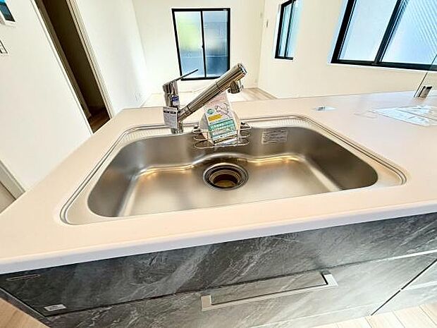 《キッチン》 ■ステンレス製シンク。幅と奥行きがありますので、食器洗時のストレスも減りそうです。