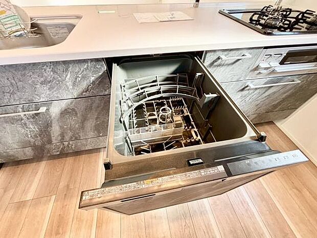 《食器洗い乾燥機》■食事後もゆっくり過ごせる食器洗い乾燥機を設置。手洗いよりもキレイに洗え、節水にもなる主婦の味方です