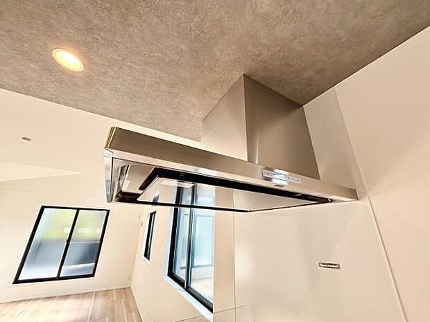 《システムキッチン・レンジフード》 ■機能美際立つスリムなレンジフード。清潔感あるシルバーで、キッチンをモダンに演出します。