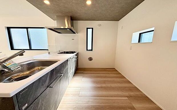 《システムキッチン》 ■会話を楽しみながら食事を味わう。一緒にいる時間が楽しい空間。