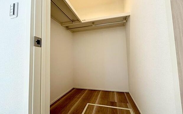 《ウォークインクローゼット》 ■大容量のウォークインクローゼットをご用意。衣類だけでなく、遊び道具やトランクなどの旅行用品の収納にも重宝します。
