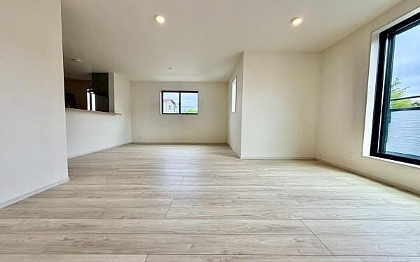 《リビングダイニング》　■豊かな光が照らすこの場所は、たわいもない会話を楽しみ、ゆったりとした時間を過ごす場所。家族の日常が刻まれる大切な空間です。自然光に溢れるこの空間はリフレッシュにピッタリです。