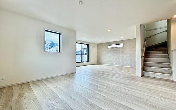 《リビングダイニング》 ■ゆとりを感じさせる上質で明るい空間が、住まう人や訪れる人を心地よく迎え入れてくれます。