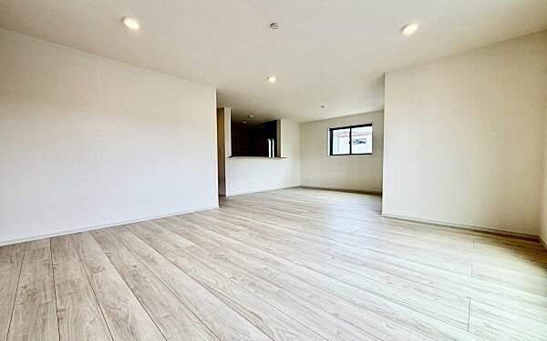 《リビングダイニング》　■寛ぎとご家族とのコミュニケーションを育む居心地のよい場所。この明るい空間は家族に安らぎを与えて、落ち着いた心地よい空間になるでしょう。