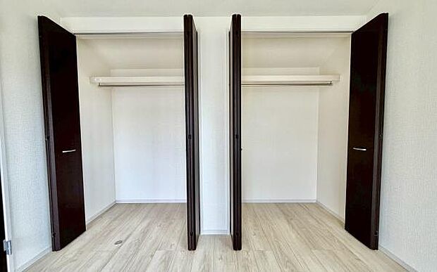《収納》 ■室内をいつもすっきり保てる、収納力のあるクローゼット。ハンガーパイプと棚板で衣類の整理整頓がしやすく、日々の暮らしをスマートにサポート。