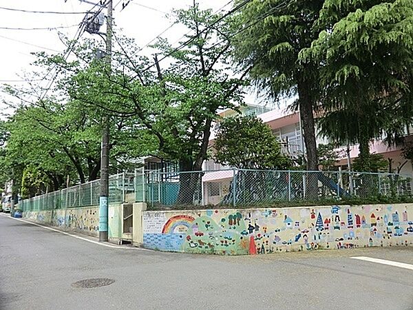 西三田幼稚園まで1308m、幼児期に必要なのは知識よりも体験をし、身体で学ぶことです。多くの同年齢の子と触れ合い遊ぶことが何よりも大切です。