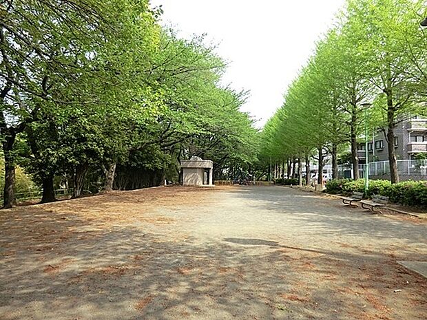 三田第二公園まで1201m、別名「まむし公園」と呼ばれています。南北に細長い敷地内には階段や坂が多く、自然の斜面を使ってダイナミックに遊べます。