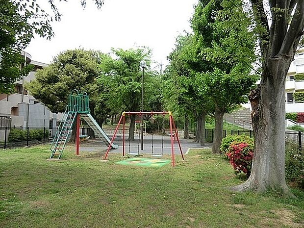 三田第六公園まで1161m、特殊な形のうんていがあり、ぶら下がったり腕の力だけで移動したり、大人も筋トレができそうです。すべり台・ブランコ・鉄棒あり