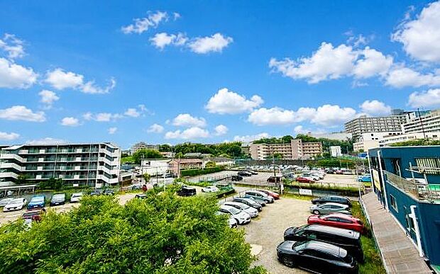 《眺望》 ■目の前には気持ちの良い青空が広がります。開放的で開けた空間が望めます。