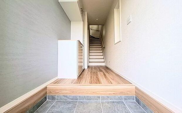 《玄関》■玄関ホールにもゆとりをもった設計ですので第一印象が違います。