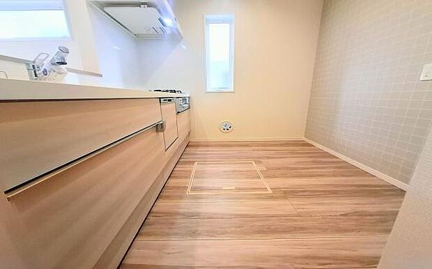 《キッチン》 ■お手入れしやすくきれいなキッチン。お料理の始めから後片付けまで楽しい時間になりそうです。