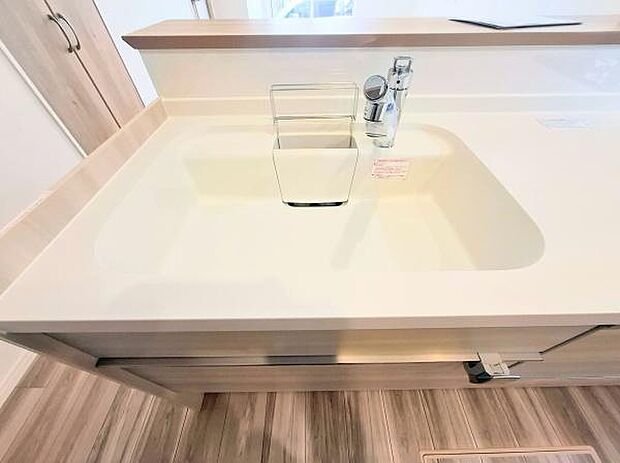 《システムキッチン》　■人造大理石シンクは、見た目がとてもスッキリしています。水垢が付きにくいのも嬉しいポイントです。