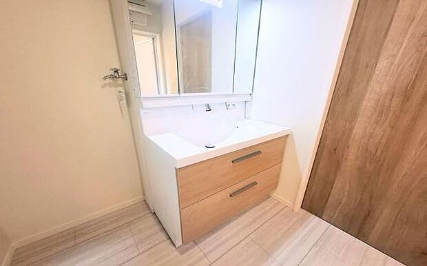 《洗面化粧台》 ■使いやすいシャープなデザインの洗面化粧台。