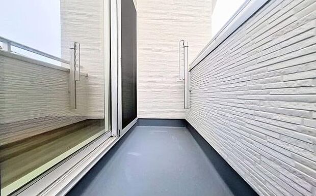 《バルコニー》 ■さわやかな風が通り暖かい光がふりそそぐバルコニー