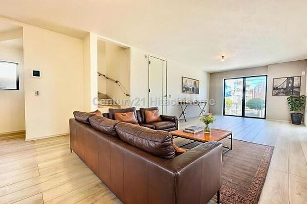 ゆとりを感じさせる上質で明るい空間が、住まう人や訪れる人を心地よく迎え入れてくれます。(本画像家具はCGで作成しており、実際に現地に家具はおかれておりません。また価格に家具は含まれておりません。)