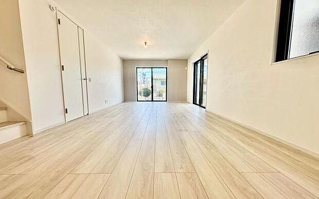 《リビングダイニング》 ■家族が自然と集まって、思い思いにくつろぎ、遊び、語らう、やすらぎの空間。