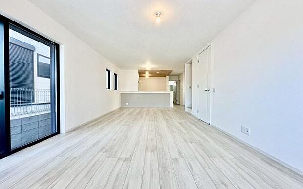 《リビングダイニング》 ■豊かな光が照らすこの場所は、たわいもない会話を楽しみ、ゆったりとした時間を過ごす場所。家族の日常が刻まれる大切な空間です。自然光に溢れるこの空間はリフレッシュにピッタリです。