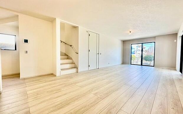 《リビングダイニング》 ■上質な時間を育む暮らしのメインステージ。寛ぎとご家族とのコミュニケーションを育む居心地のよい場所。