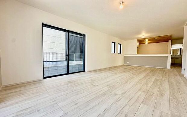 《リビングダイニング》 ■大画面TVも余裕、インテリアプランが考えやすいワイドなリビング。家族がしぜんに集まる広さ、お子様が思わず走り出す大空間。