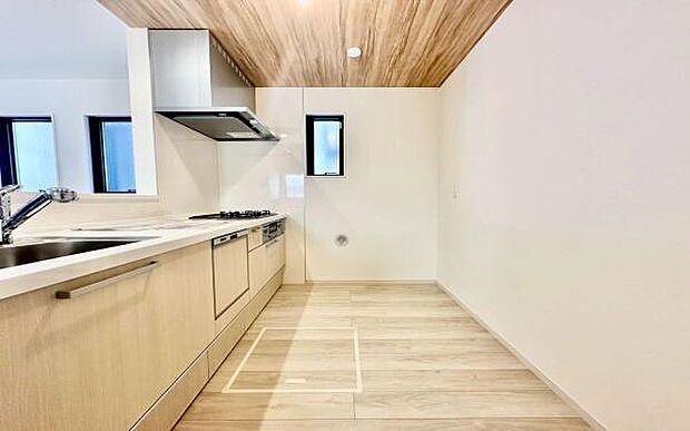 《システムキッチン》 ■大型冷蔵庫や食器棚を置いても余裕なスペース。