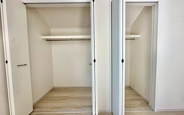 《収納》 ■室内をいつもすっきり保てる、収納力のあるクローゼット。ハンガーパイプと棚板で衣類の整理整頓がしやすく、日々の暮らしをスマートにサポートします。