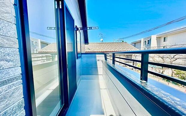 《バルコニー》 ■陽当りも良く、洗濯物も良く乾きそうです。目の前には気持ちの良い青空が広がります。