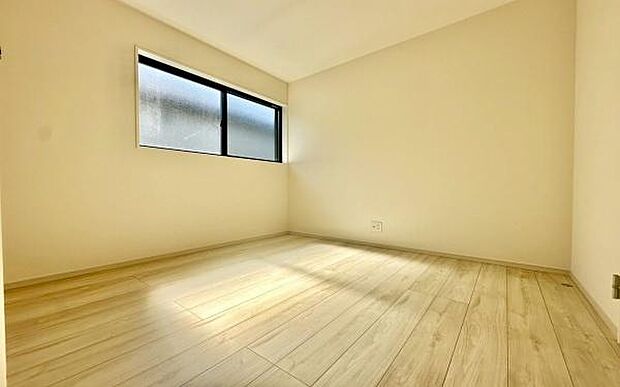 《洋室》 ■型にはまらない多才なプライベートルーム。くつろぎの場としてだけでなく、趣味や仕事のパーソナルスペースとしても活躍するゆったりした洋室。落ち着きがあり個の時間をたっぷり楽しめる快適空間です。