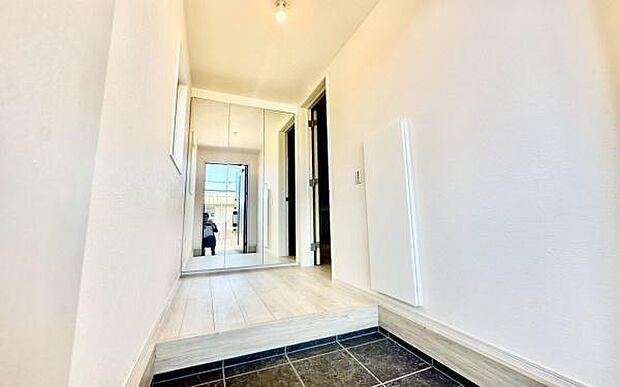 《玄関》 ■シューズボックス付きで玄関もスッキリ。