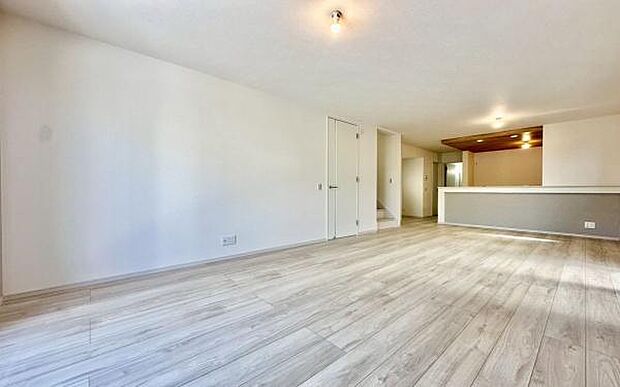 《リビングダイニング》 ■家族が自然と集まって、思い思いにくつろぎ、遊び、語らう、やすらぎの空間。